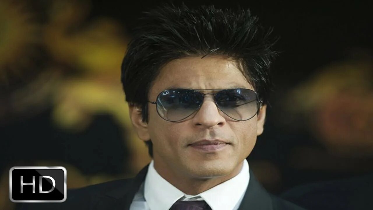 Шахрукх кхан в больнице. Шакрукхан. шахрукх кхан в очка. shahrukh khan 2025. shah rukh khan.