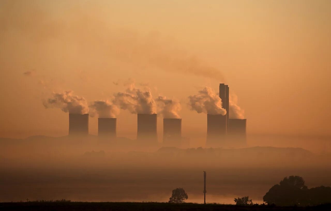 Метан изменение климата. Промышленный пейзаж. Производственный пейзаж. Индустриальный пейзаж фото. Выбросы метана.