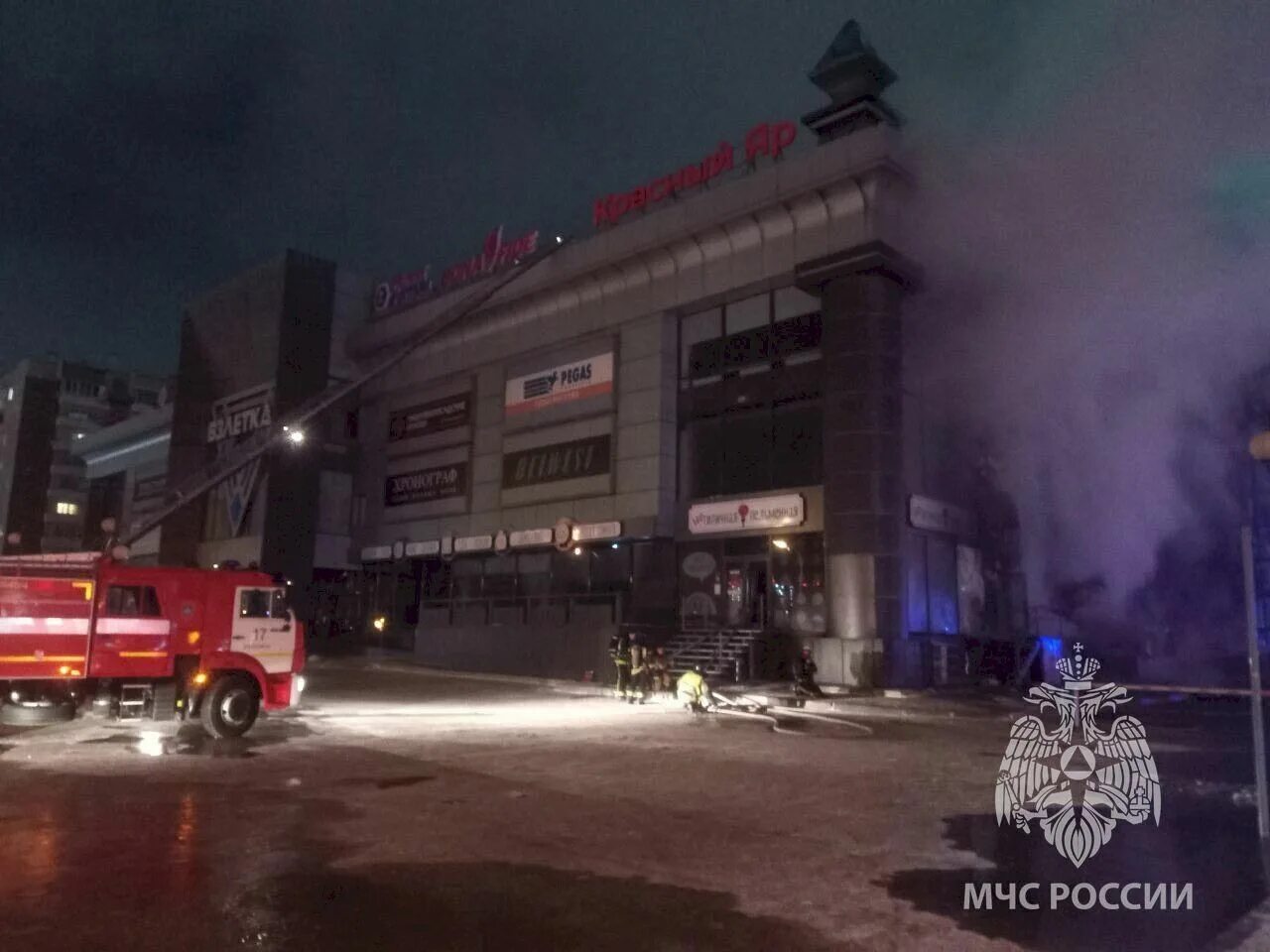 В каком тц был пожар. Тц взлетка плаза красноярск. пожар в тц красноярск. взлетка плаза пожар. взлетка plaza красноярск пожар.
