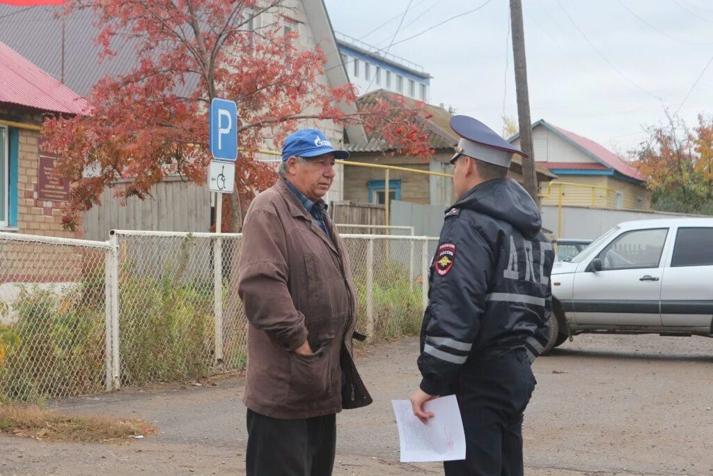 Бугурусланские вести 56. Фото вручение памяток по пожарной безопасности пожилым людям. Фото раздача памяток пожилым людям. Вести Бугуруслан. Бугуруслан вести 56