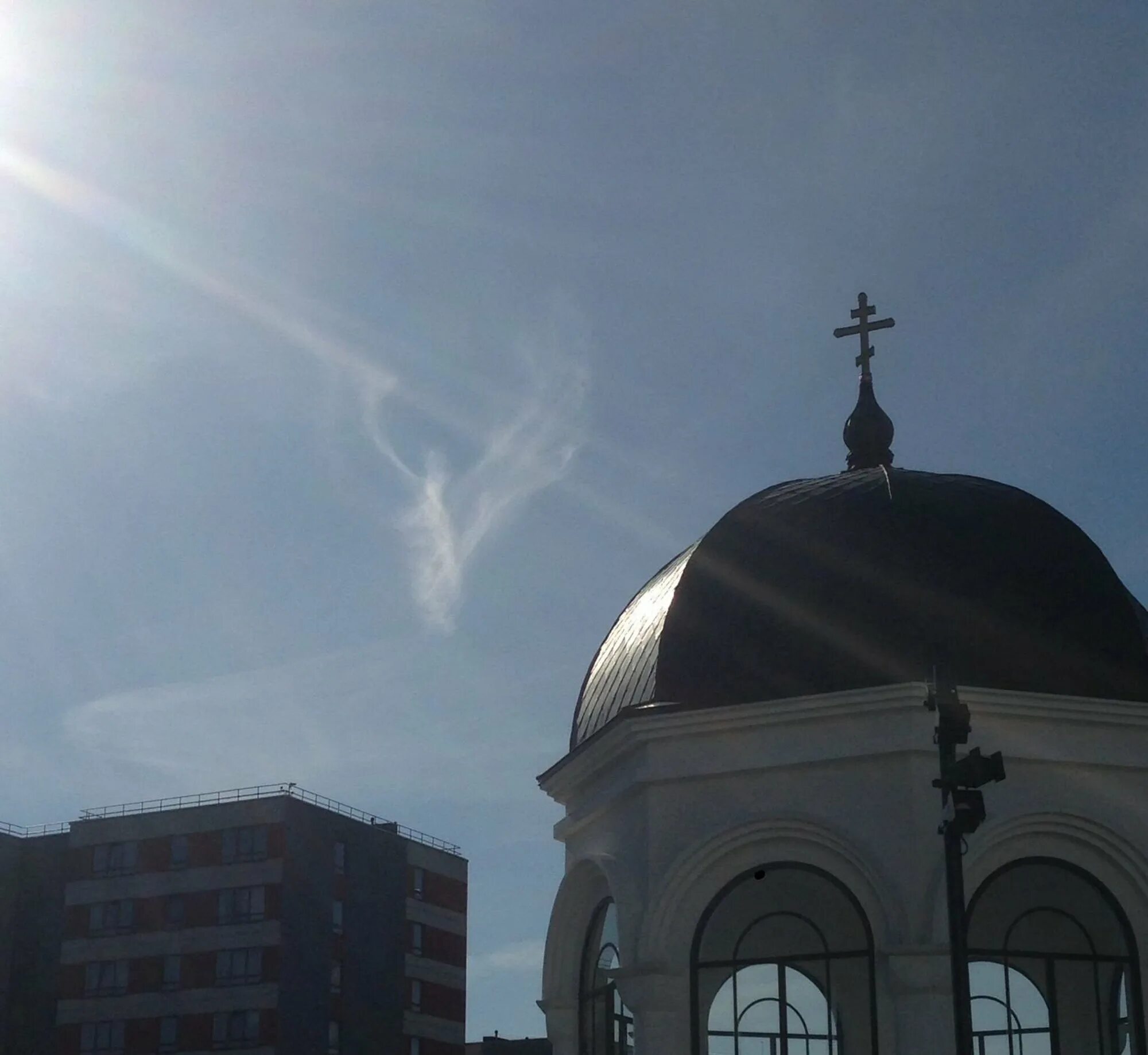 Где снимался ангелы района в каком городе. Чудо в Дивеево Пресвятая Богородица над храмом. Церковь явления Пресвятой Богородицы Санкт Петербург. Богородица в Дивеево на небе. Ангелы над Церковью.