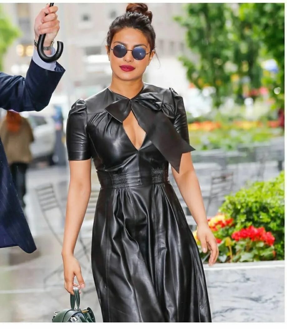 Кожаная рубашка. Девушка в кожанке и шляпе. Платье из искусственной кожи. Roksan leather fur кожаная куртка женская. Стильные кожаные куртки женские.