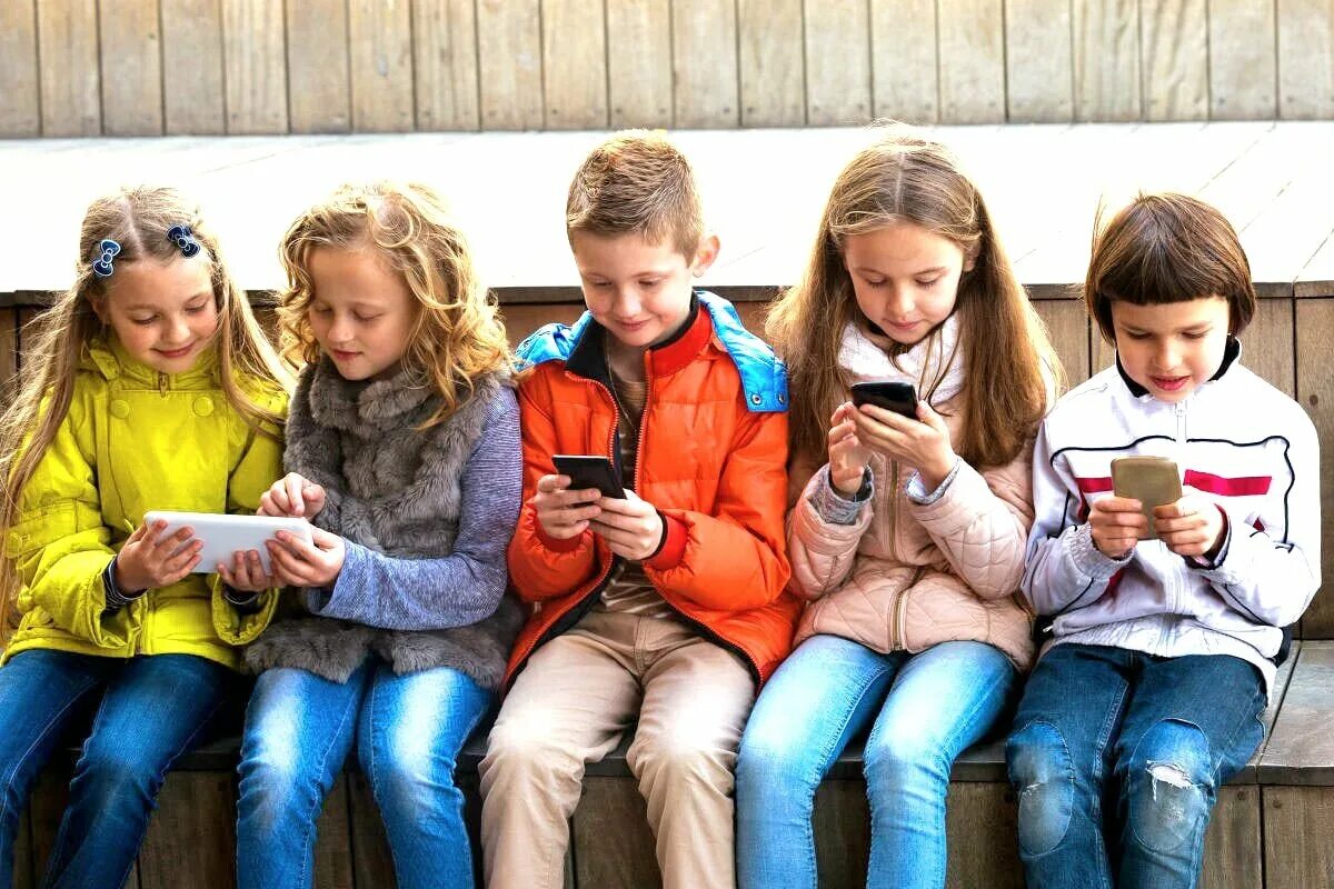 Социальные сети и семья. Современные дети и гаджеты. Ребенок со смартфоном. Ребенок с телефоном. Дети с гаджетами в руках.
