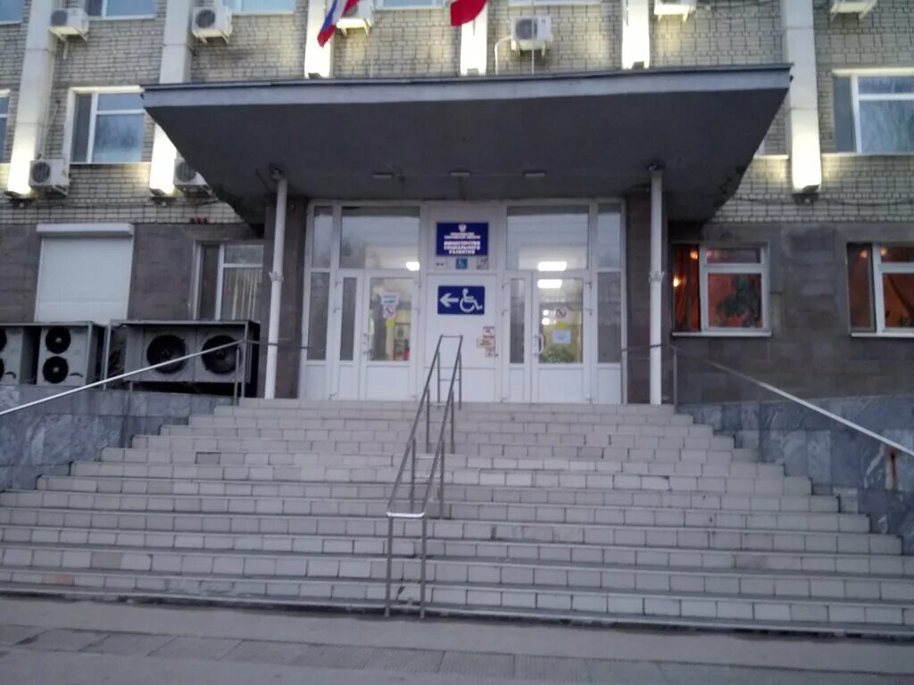 соцзащита саратовской. министерство социальной защиты иркутской области здание. саратовской области официальный сайт. бузилова. специалисты в государственном управлении.