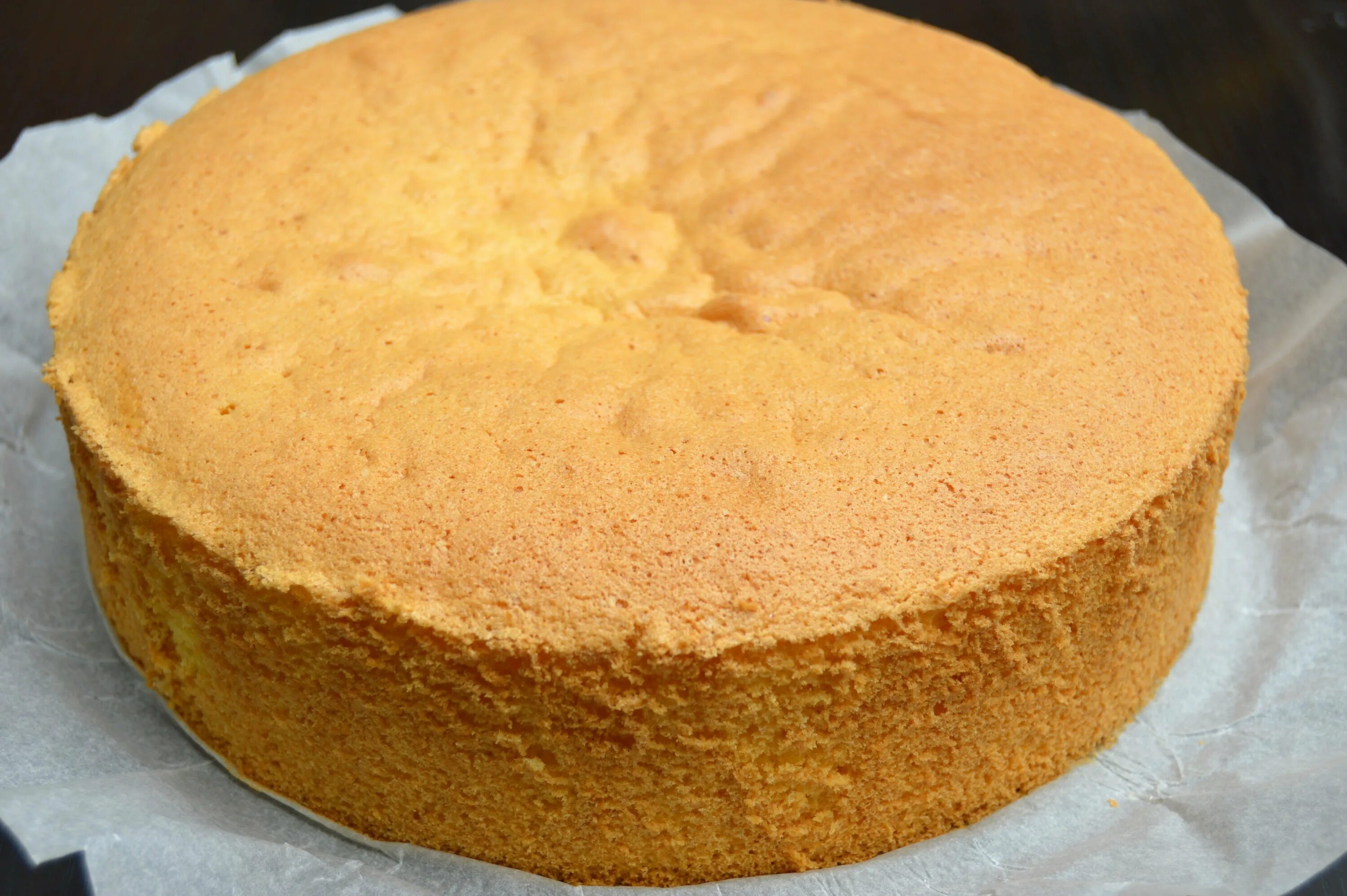 Классический бисквит на 5. Большой бисквит для торта. Выпекание коржей для торта. Бисквитные песочные коржи. Масляный бисквит.