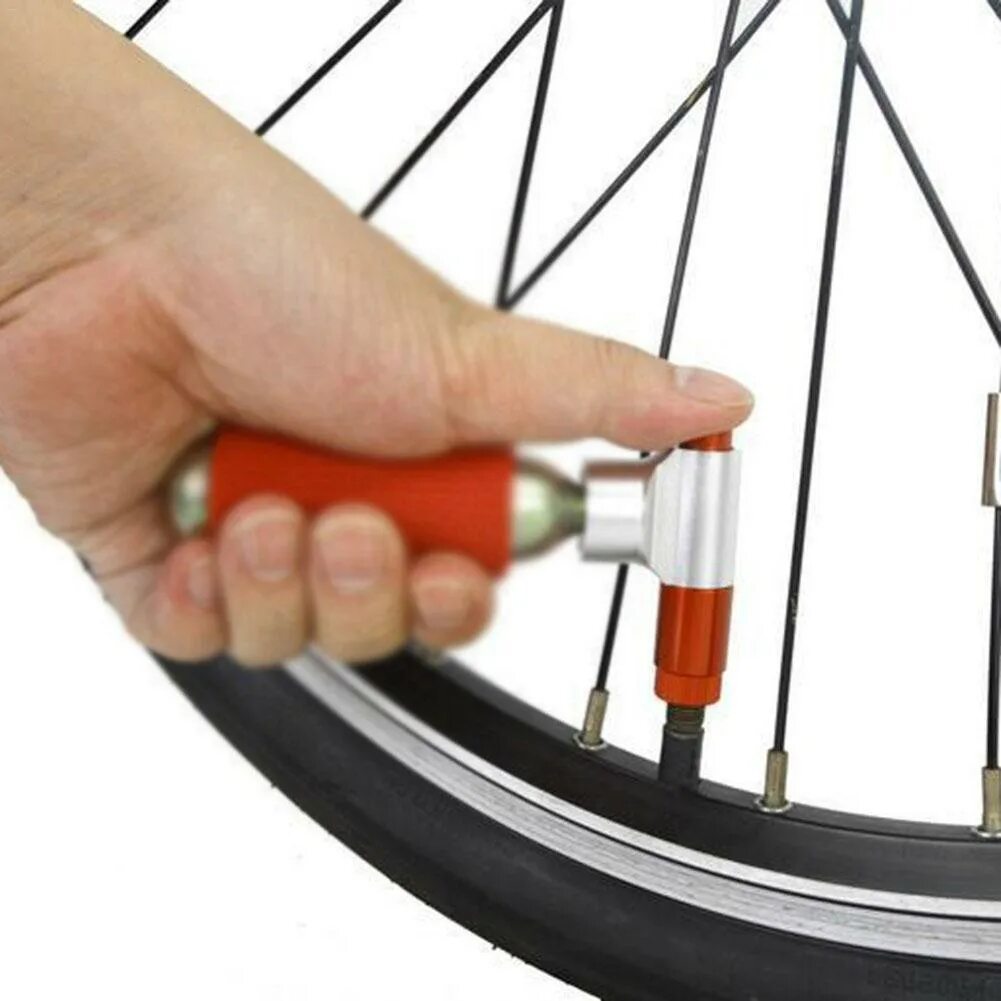 Как накачать велосипед без насоса. Велосипедный насос Schrader. Накачивание колеса велосипеда. Насос для накачивания колес велосипеда. Штуки для велосипеда.