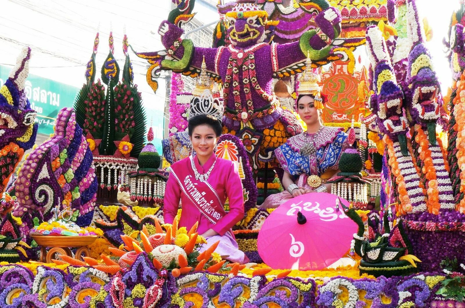 Праздник в тайланде в феврале. Чиангмай Flower Festival. Чиангмай Таиланд праздник цветов. Фестиваль цветов Чанг май. Сонгкран в Чиангмае.