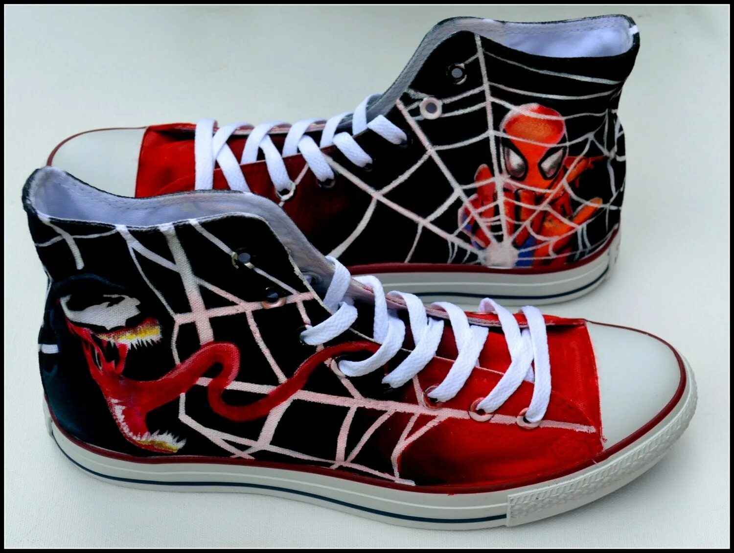 Обувь Спайдер Мэн. Конверсы с человеком пауком. Adidas Spider man кроссовки. Кастомные конверсы человек паук. Кроссовки с пауком