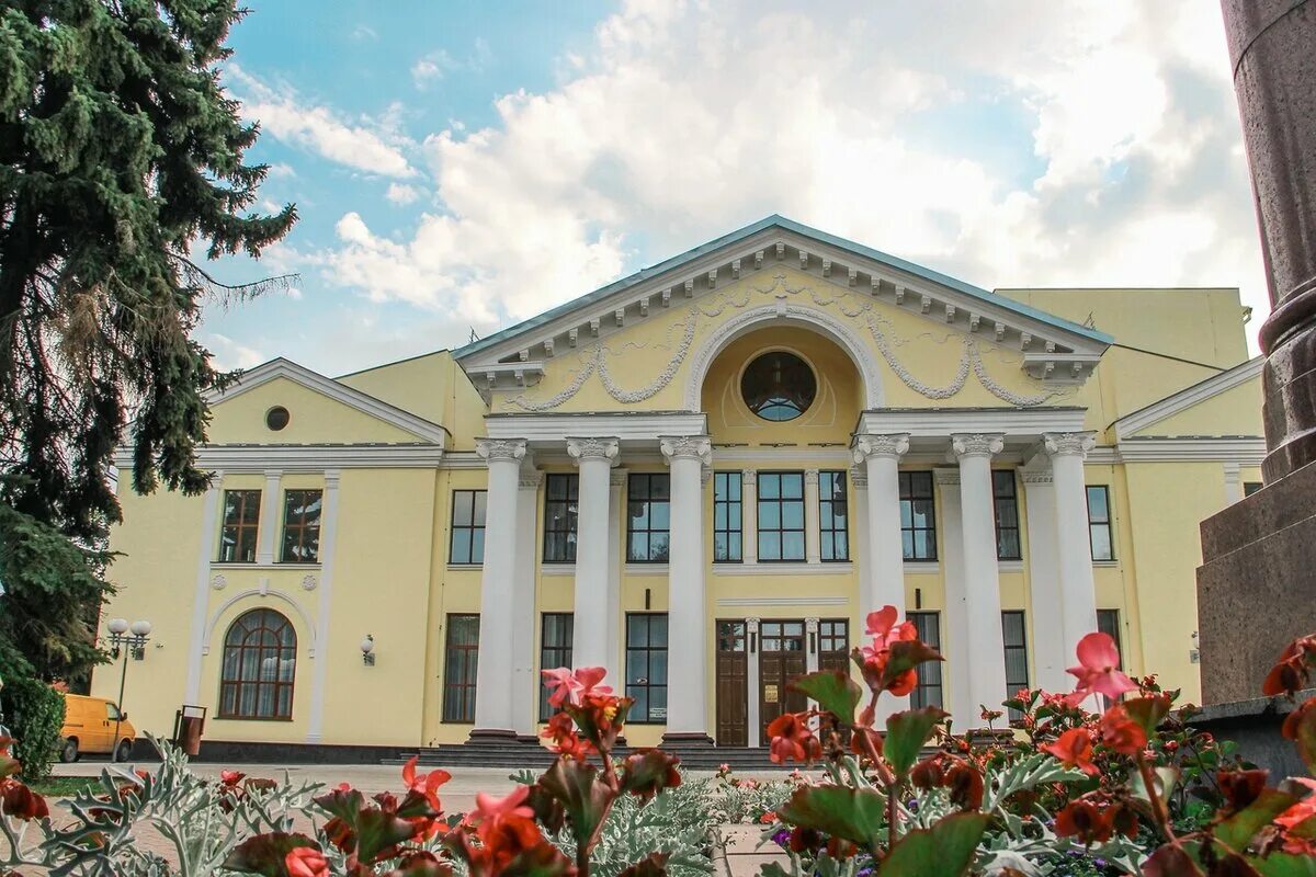 Драмтеатр в великих луках. Великолукский драматический театр. Драматический театр великие луки фото. Театр луки. Театр луки.