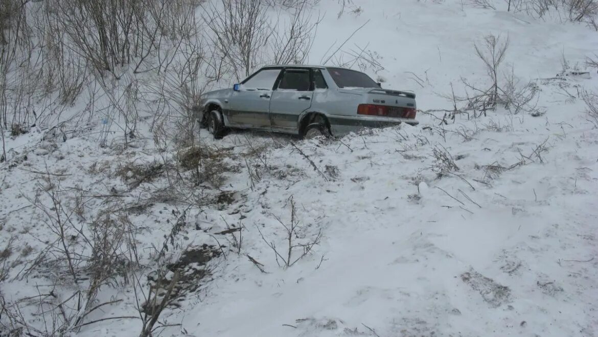 ВАЗ 2115 В кювете зимой. ВАЗ 2110 черная в кювете. ВАЗ 2110 ночь зима кювет. Разбитая ВАЗ 2115 зимой.