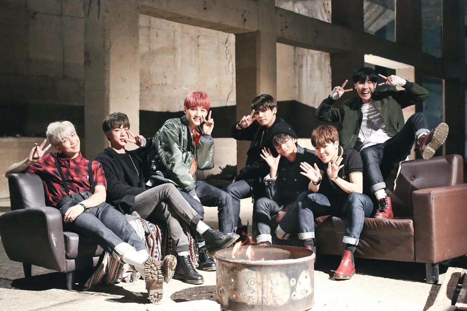 I need u enhypen. BTS I need u. BTS Эра HYYH. Эра БТС 2015. БТС Эра i need u.