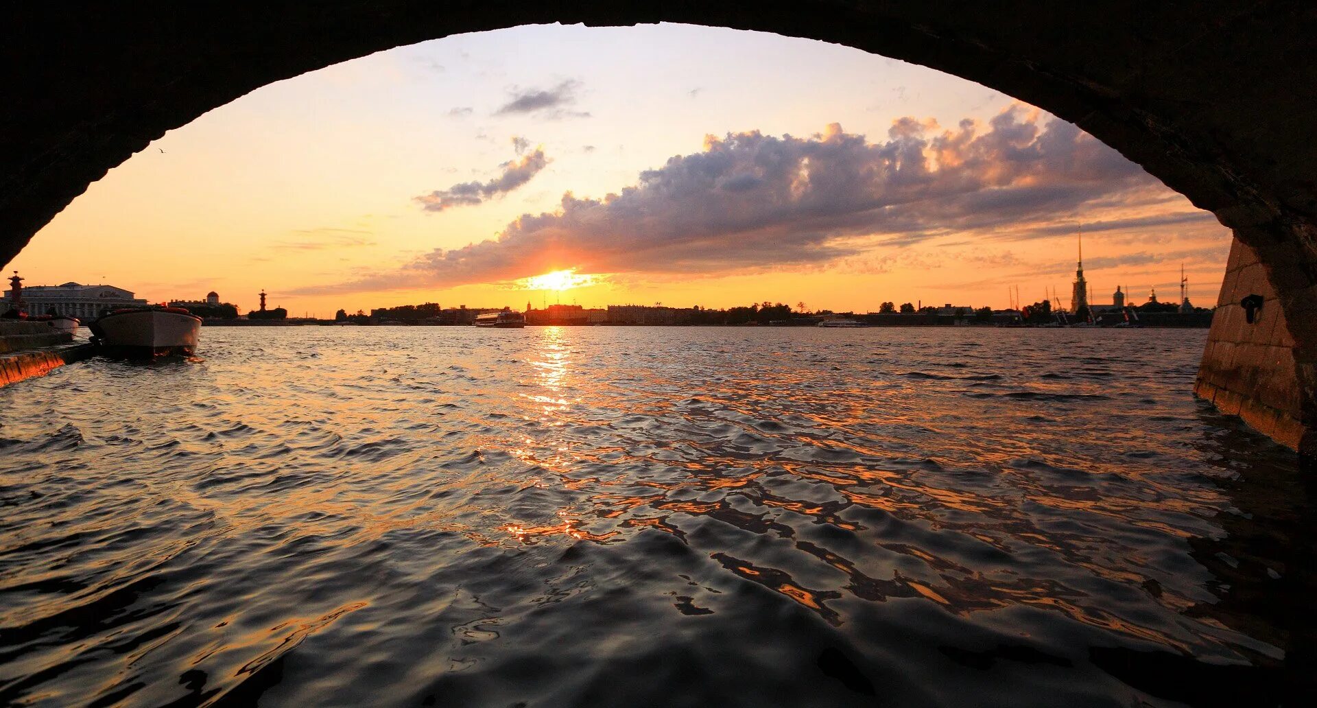 Ширина реки невы. Река Нева. Neva St Petersburg. Нева фото. Река Нева фото.