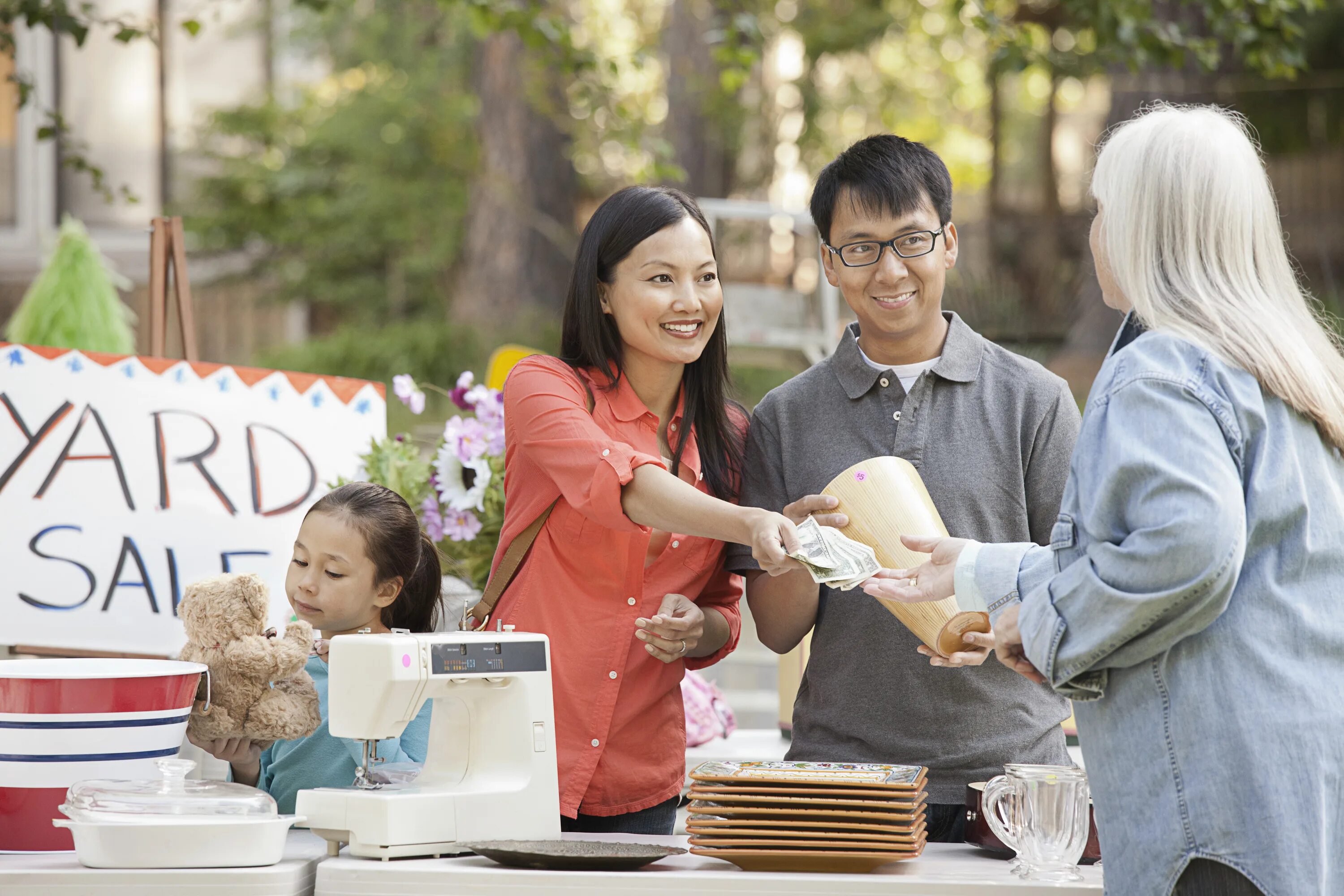 Who does shopping in your family. Family shopping. семья шоппинг. family shopping 2025. семья азиаты и деньги.