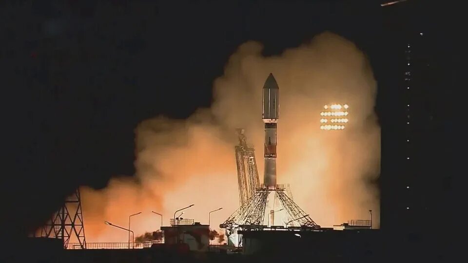 Ракета с запуском. Спутник на космодроме. Гвианский космический центр. Космодром восточный союз 2. Российские ракеты.