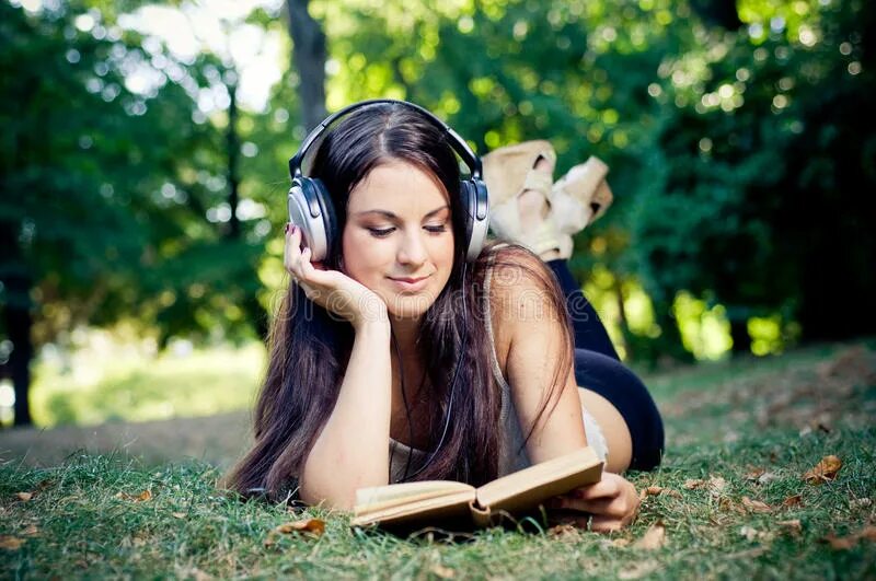 Девушка слушает книгу. Девушка слушает аудиокнигу. Девушка слушает плеер. Красивая картинка для Listening. Listen to music read a book