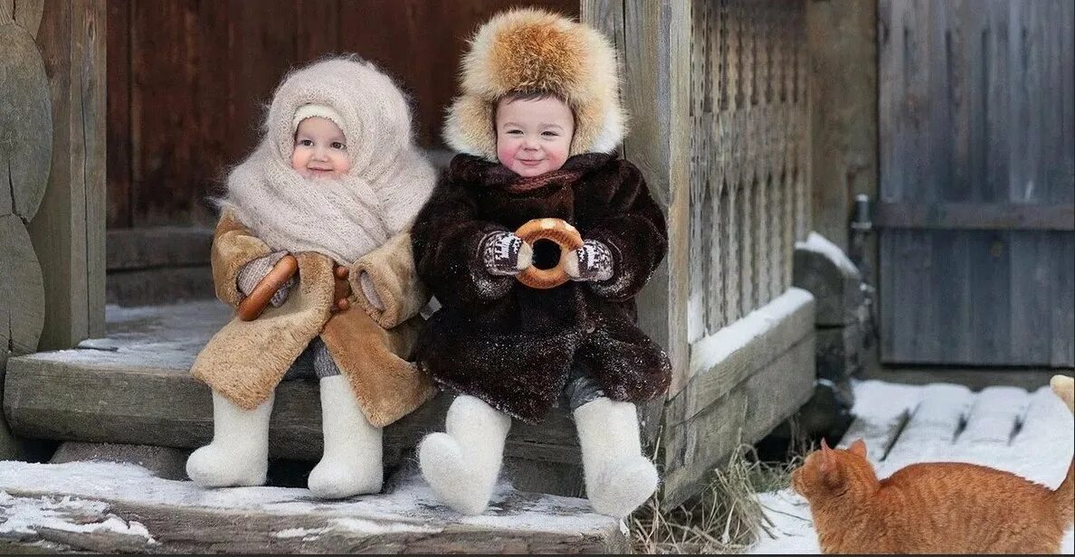 Дети одевались потеплее. Дети в валенках. Валенки для малышей. Ребенок тепло одет. Малыш в шубе.