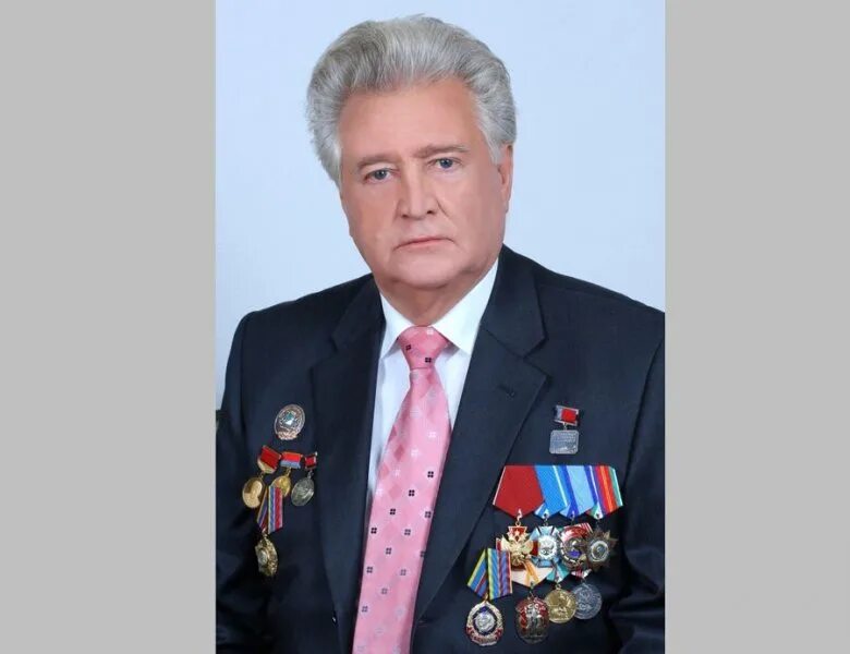 С днем города. Почетный житель новосибирска червов. Директор 2 гимназия новосибирск. Почетные жители новосибирска. Казначеев ученый.