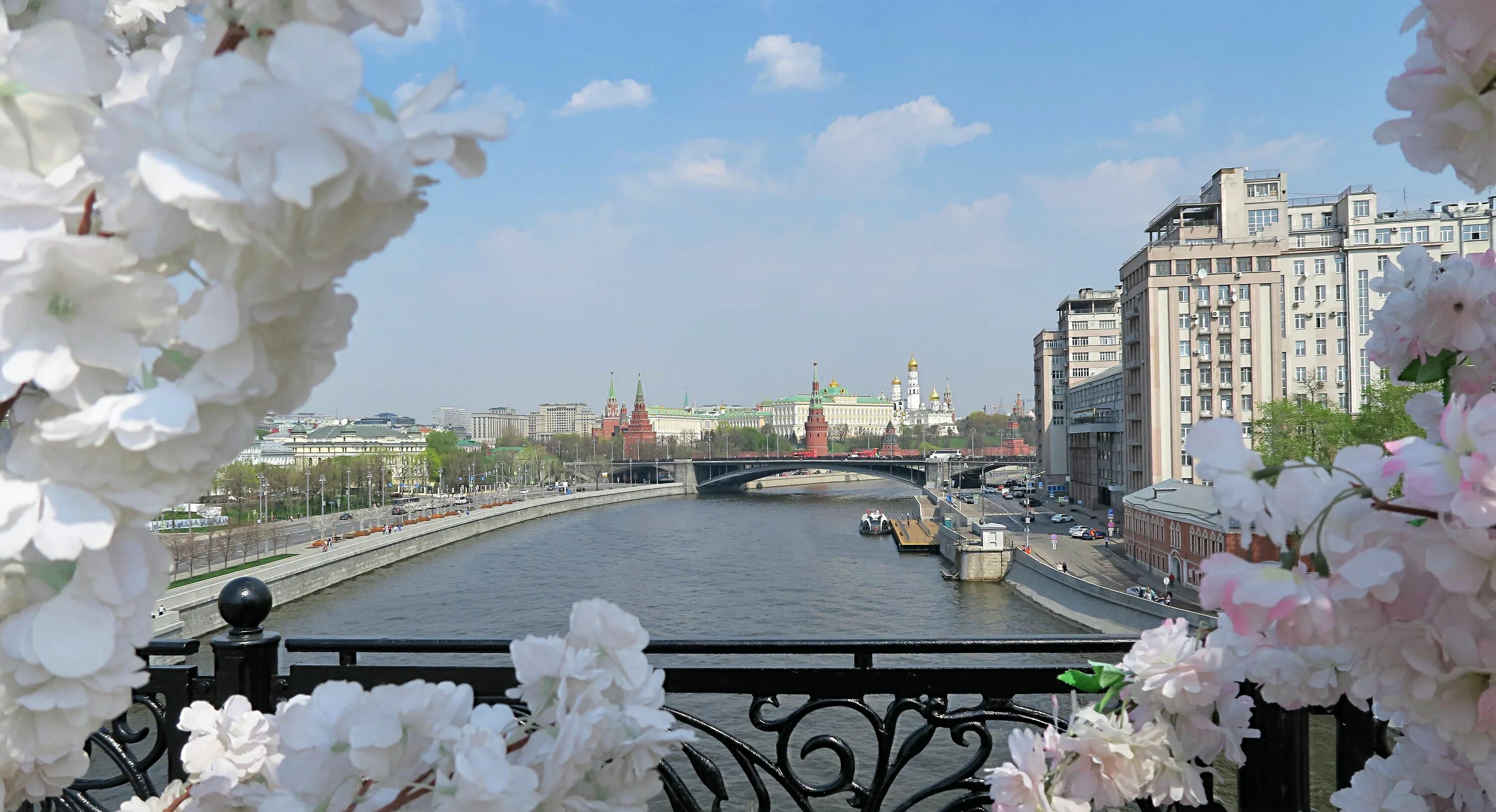 Зарядье цветочные волны парк. Это москва весной. Патриарший мост в москве. Москва. Это москва весной.