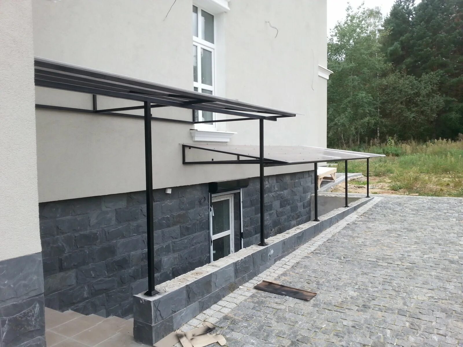 козырек над подвалом. козырьки над подвалом. навес для подвала. козырьки над подвалом. навес над подвалом.