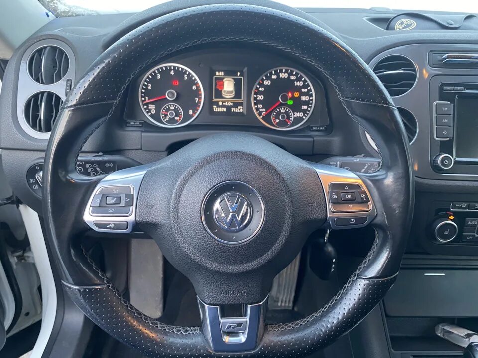 Руль r line. Руль volkswagen tiguan r line. руль фольксваген тигуан 1. руль тигуан 2. руль тигуан 1 r line.