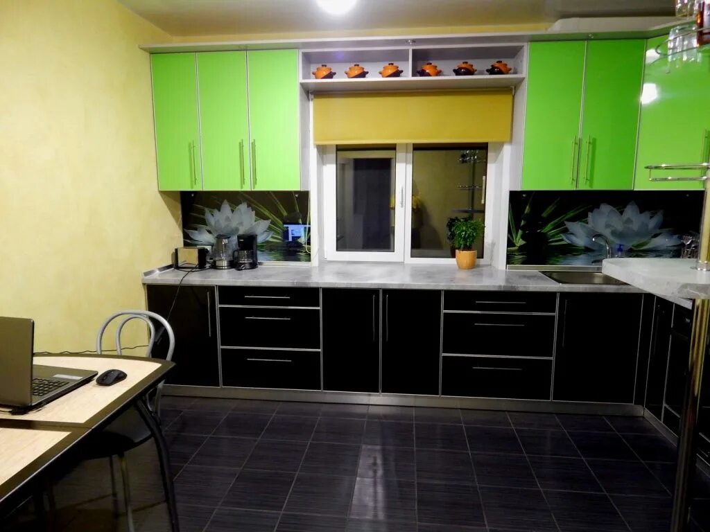 Черно зеленая кухня. Кухня зеленая с черным. Кухонный гарнитур зеленый с черным. Зелено коричневая кухня. Кухня салатовая с черным.