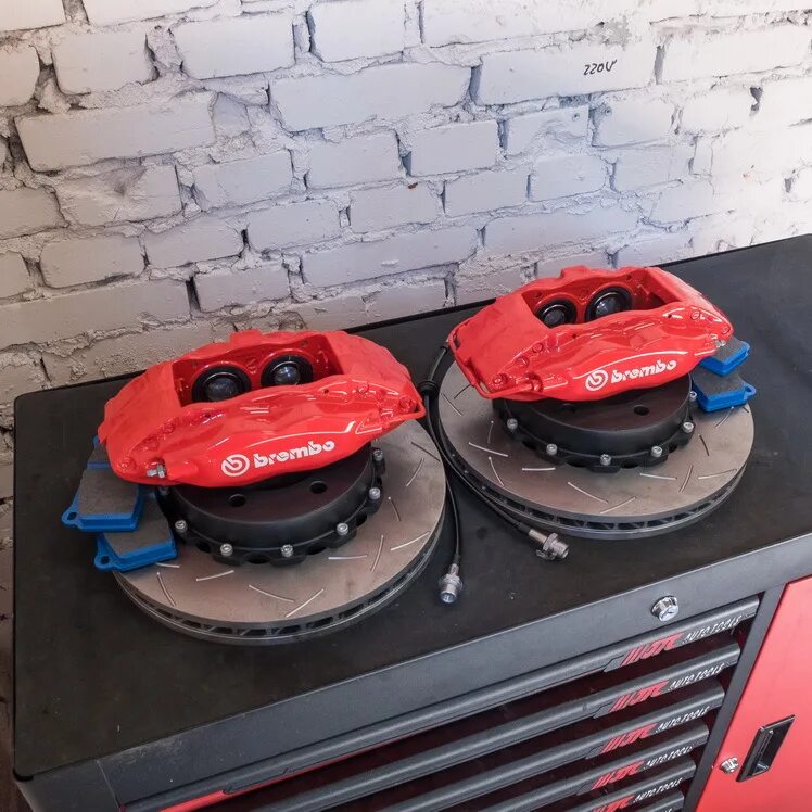 Брембо на камри. Тормозная система брембо на камри. brembo 4х поршневые. тормоза брембо на ленд крузер 200.