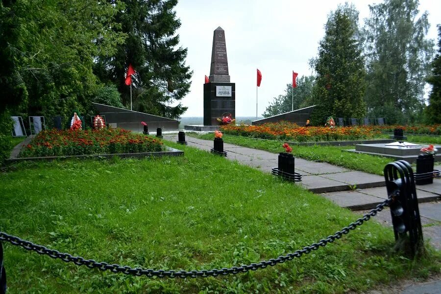 Мемориал русская хатынь в волосовском районе ленобласти. Мемориал партизанской славы партизанск. Синявинские высоты ленинградская область мемориал. Мемориал синявинские высоты обелиск. Гостилицы мемориал воинской славы.