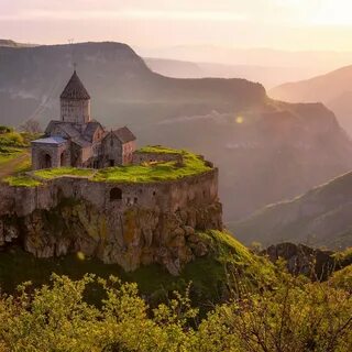 Храм в горах армении