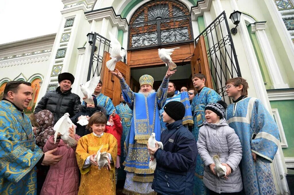 Благовещение в 2024 году какого. Праздник Благовещения Пресвятой Богородицы в храме. Храм в праздник Благовещенье. Праздник на Благовещение традиции. Празднование Благовещения в старину.