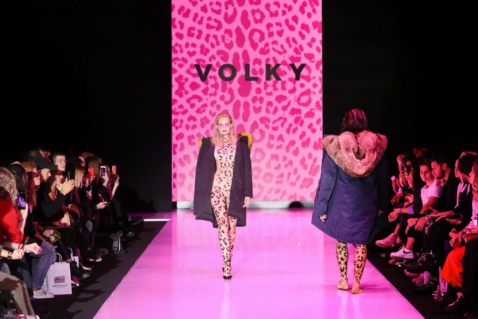 Неделя моды осень 2022 москва. 1 неделя моды. Мерседес фэшн вик 2020 москва. 1 неделя моды. Фэшн показ.