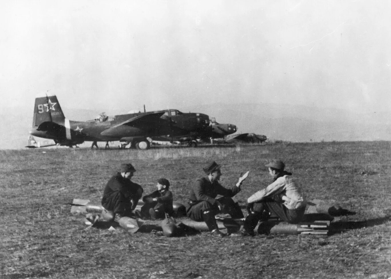 2-й гвардейский бомбардировочный авиационный полк. пе-2 1941. 1 гвардейский бомбардировочный авиационный полк. 2-й гвардейский бомбардировочный авиационный полк. 1 гвардейский бомбардировочный авиационный полк.