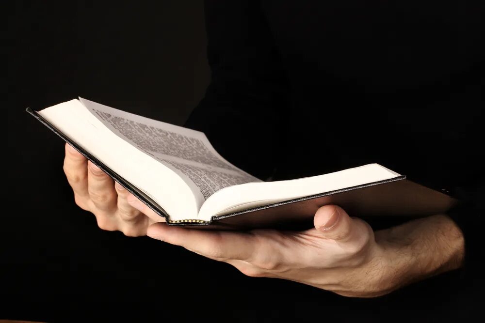 В моих руках книга. Книга в руках. открытая библия в руках. книжка в руках. открытая книга в руках.