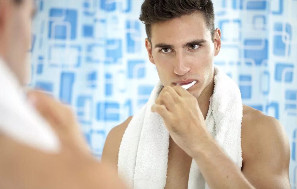 Мужчина умывается фото. Человек чистит зубы перед зеркалом. Мужчина чистит зубы. Парень протирает зеркало. Мужское здоровье 2024