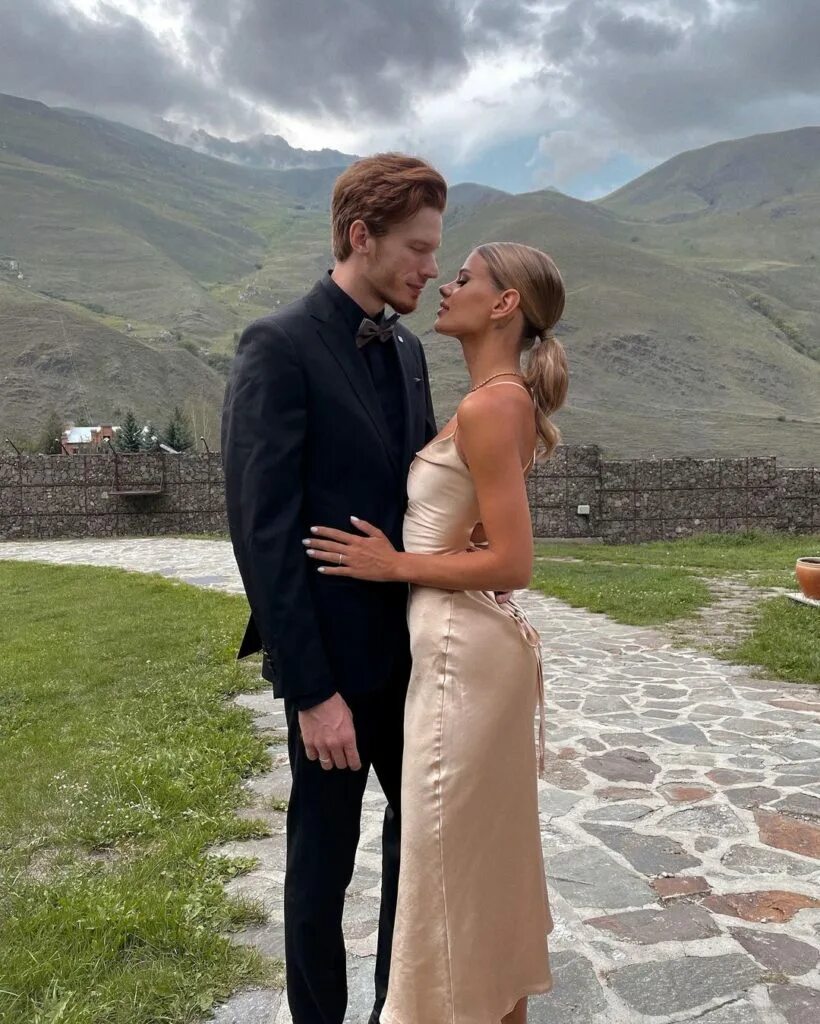 Жена никиты преснякова фото. Алёна краснова и никита пресняков. Алёна краснова и никита пресняков. Алена краснова и пресняков. Никита пресняков и алена краснова.