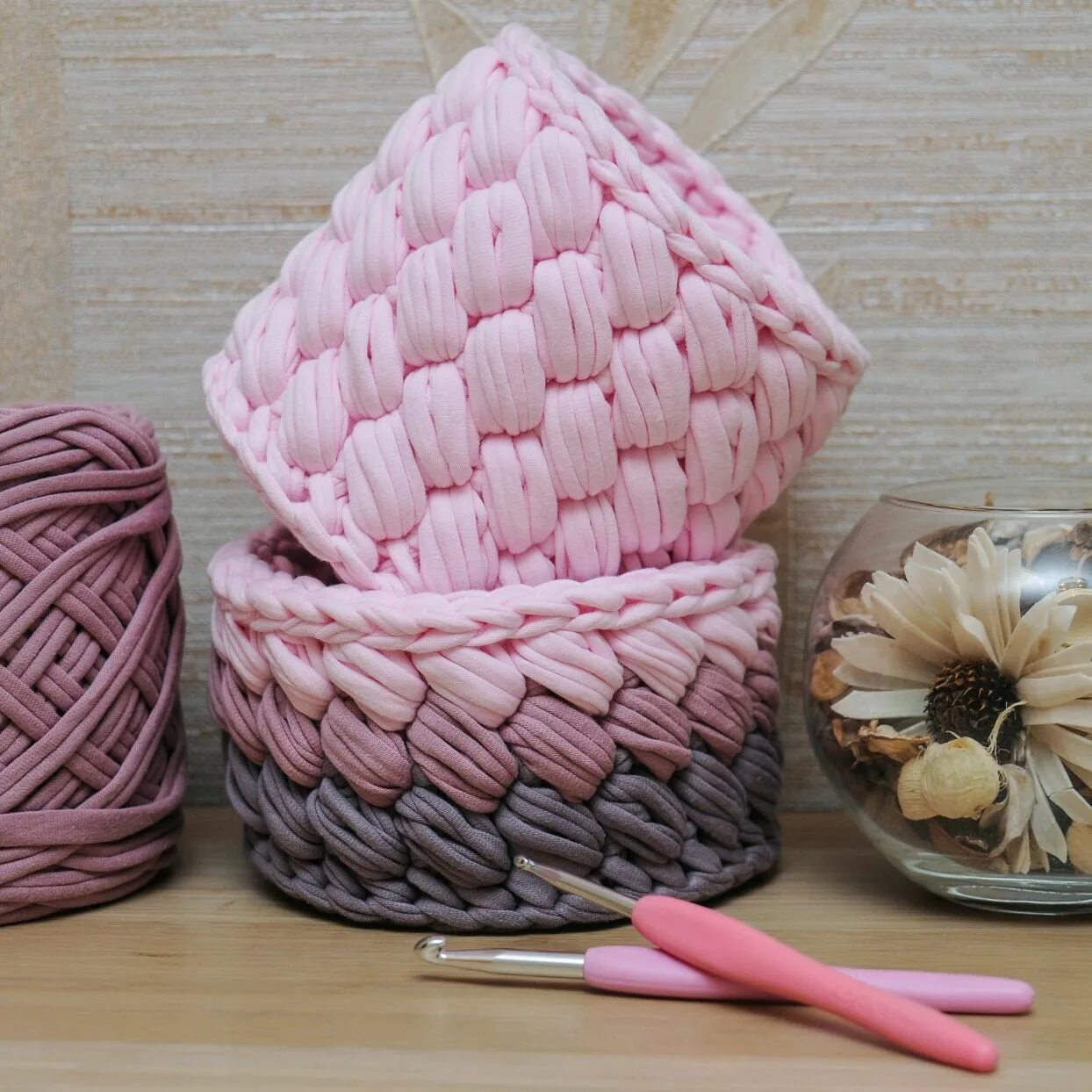 мастер класс трикотажная. корзина из трикотажных ниток. вязаные корзинки из трикотажной пряжи. коврик из трикотажа. корзинки из трикотажной пряжи.