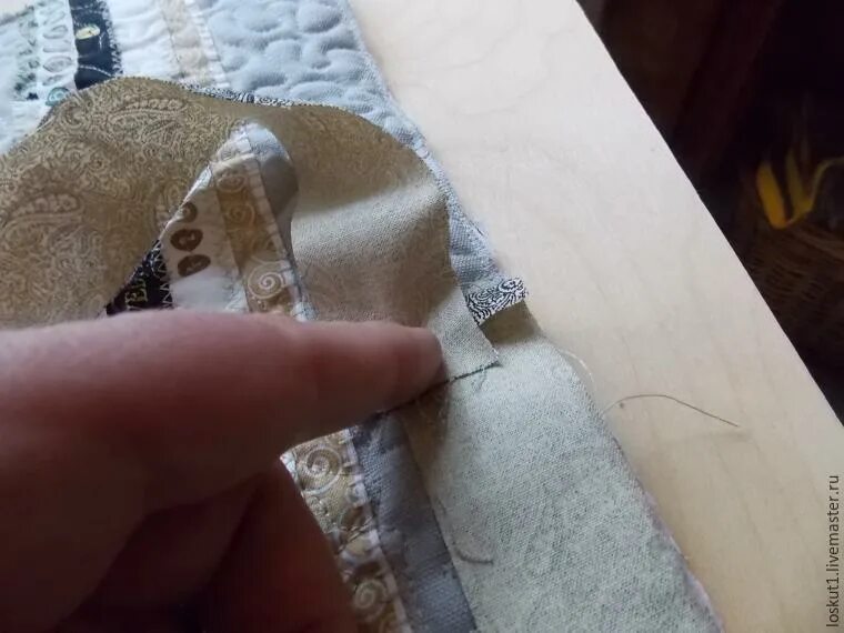 Шов для наволочки без оверлока. Наволочка с клапаном бельевым швом. Наволочка с запахом бельевым швом. Как сшить наволочку на подушку 70 на 70 с запахом бельевым швом. Пошив наволочки с клапаном.