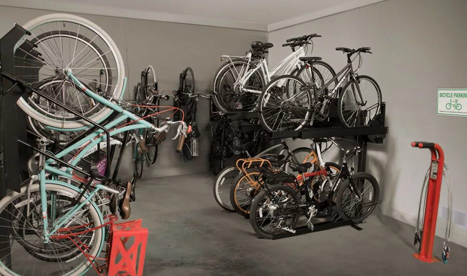 Можно ли сдать велосипед. Велосипед в комнате. Велосипеды в колясочной. Полки для велосипедов. Стеллаж для велосипедов.