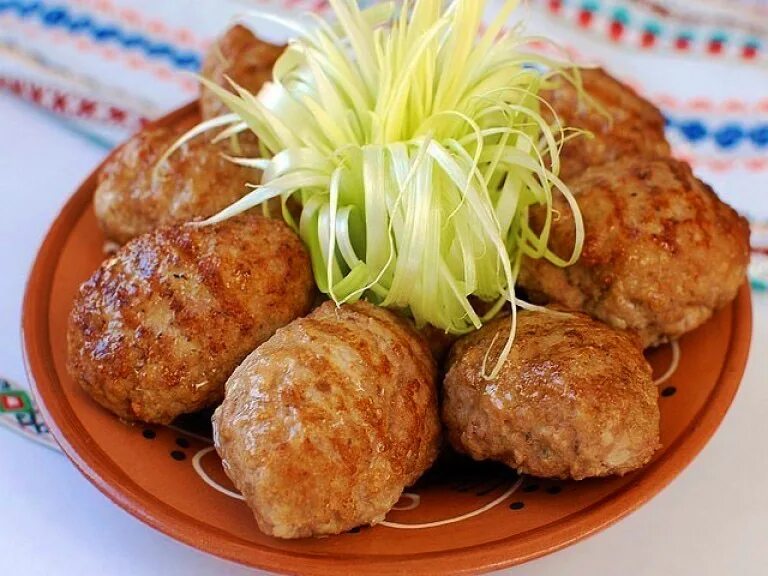 котлеты 2 кг фарша. биточки из фарша. котлеты 2 кг фарша. котлеты из фарша на сковороде. котлеты домашние.