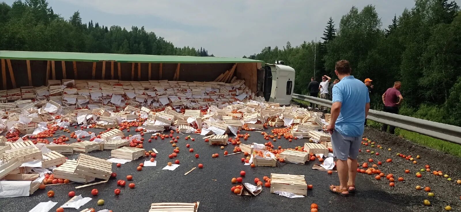 Фура с помидорами. Перперевернулась фура с палетами. Упал набок