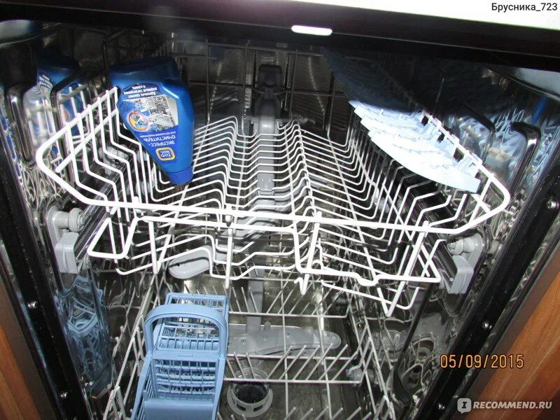 Посудомоечная машина жесткая вода. Тараканы в посудомоечной машине. Жир в посудомоечной машине. Тараканы живут в посудомоечной машине. Тараканы в поддоне посудомойки.