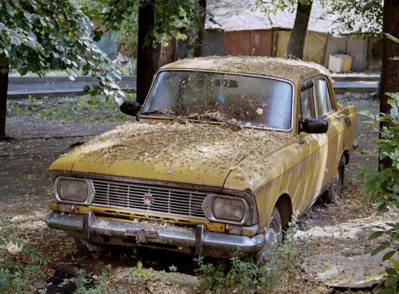 Ваз 2106 автохлам. Советские автомобили во дворе. Автохлам во дворе. Старые машины во дворе. Старые машины во дворе.