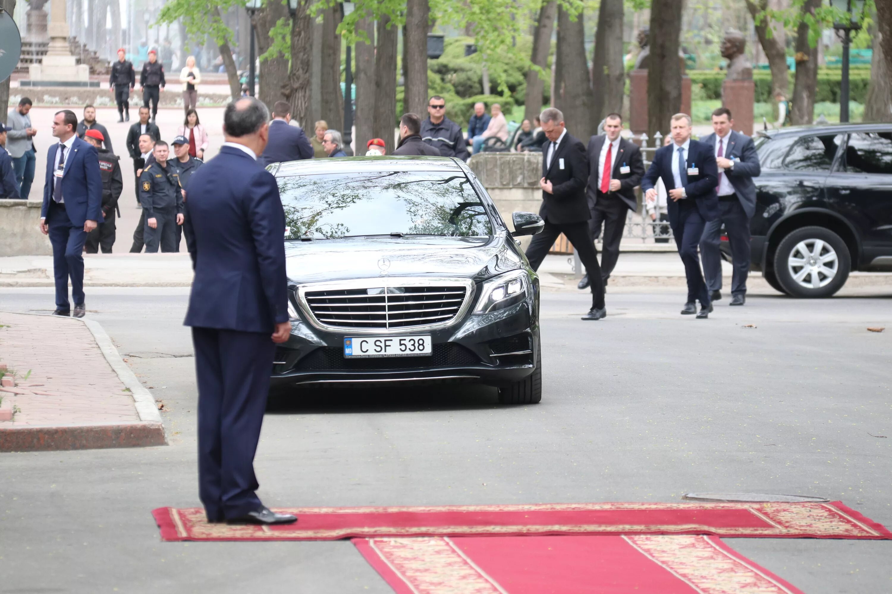 Кортеж лукашенко. Машина лукашенко. автомобиль президента молдовы. машина президента беларуси.