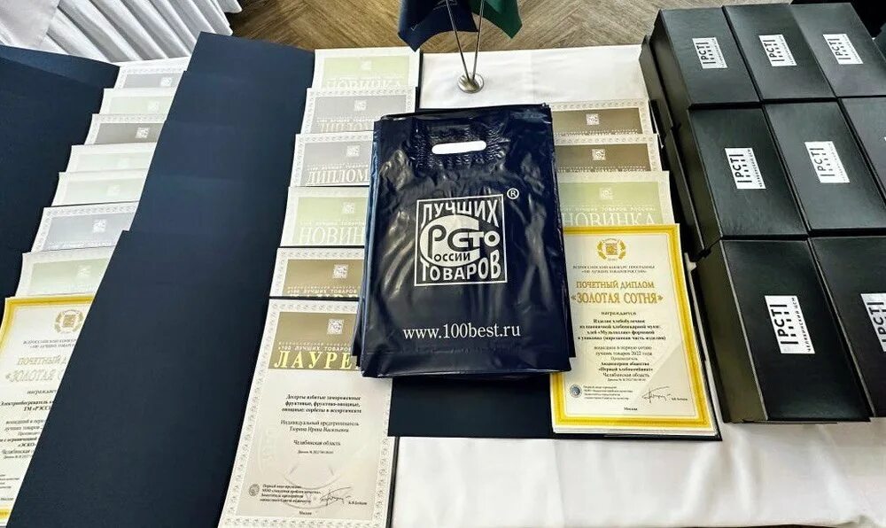 Скретч карта фильмы. 100 лучших л5. Шансон лучшие песни. 100 лучших л5. Неприкасаемые 1+1 кадры.