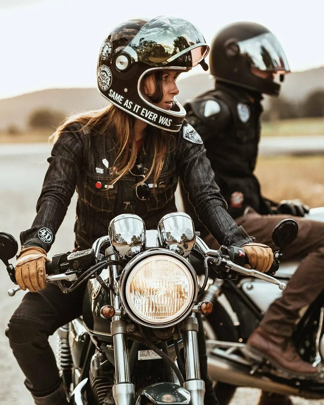 Картинки байкеров. Шлем мотоциклетный кафе рейсер. Шлем для кафе рейсера. Шлем Харлей Дэвидсон женский.