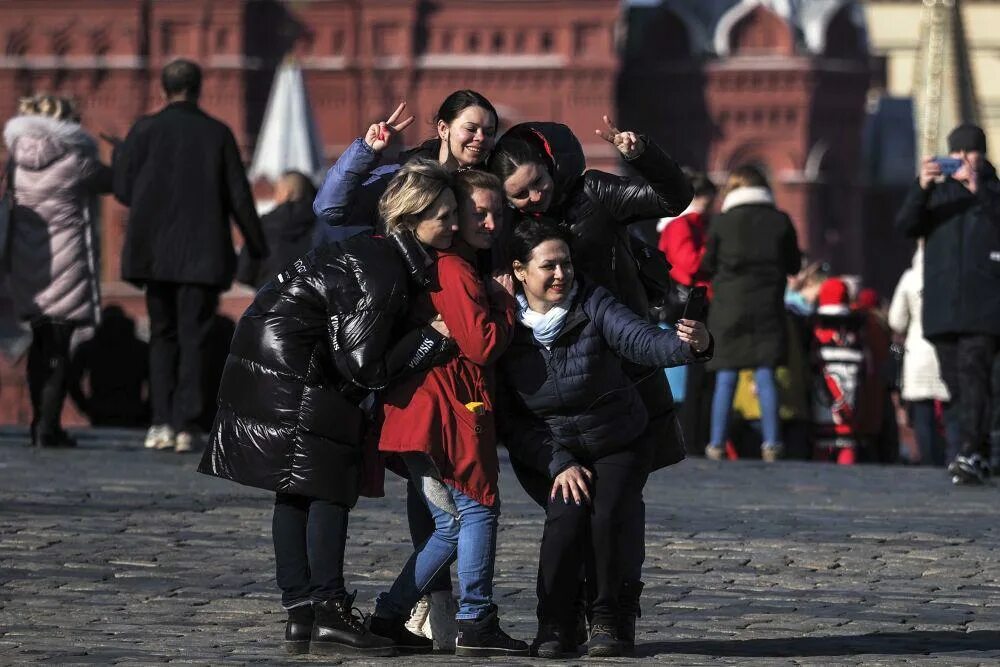 Отличившиеся люди в россии. Россия человек. Городские люди в Росси. Картинки человека России. Российские люди.