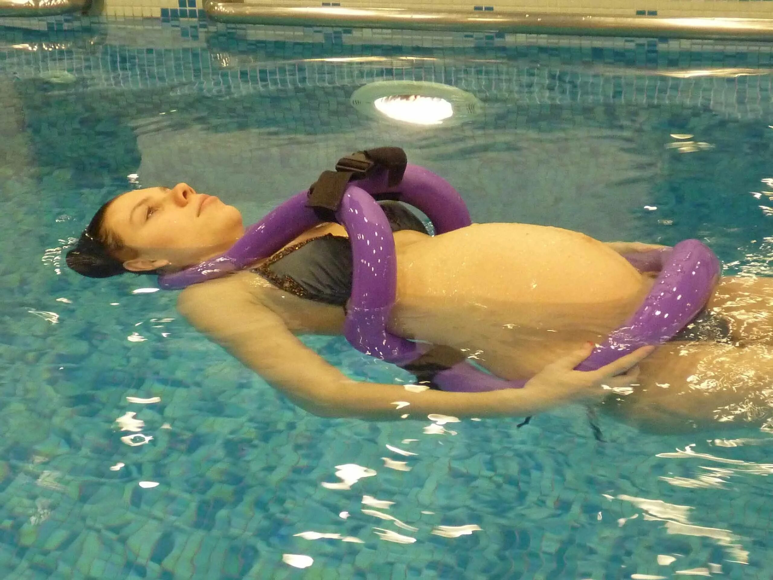 Занятия для беременных в бассейне. Бассейн для беременных. Занятия аквааэробикой для беременных. Бассейн б/у. Сколько можно купаться в бассейне