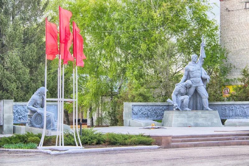 Город красноармейск саратовской области. Красноармейск саратовской области 2023. Памятник единство фронта и тыла первоуральск. П степное советского района саратовской области. Красноармейск 64.