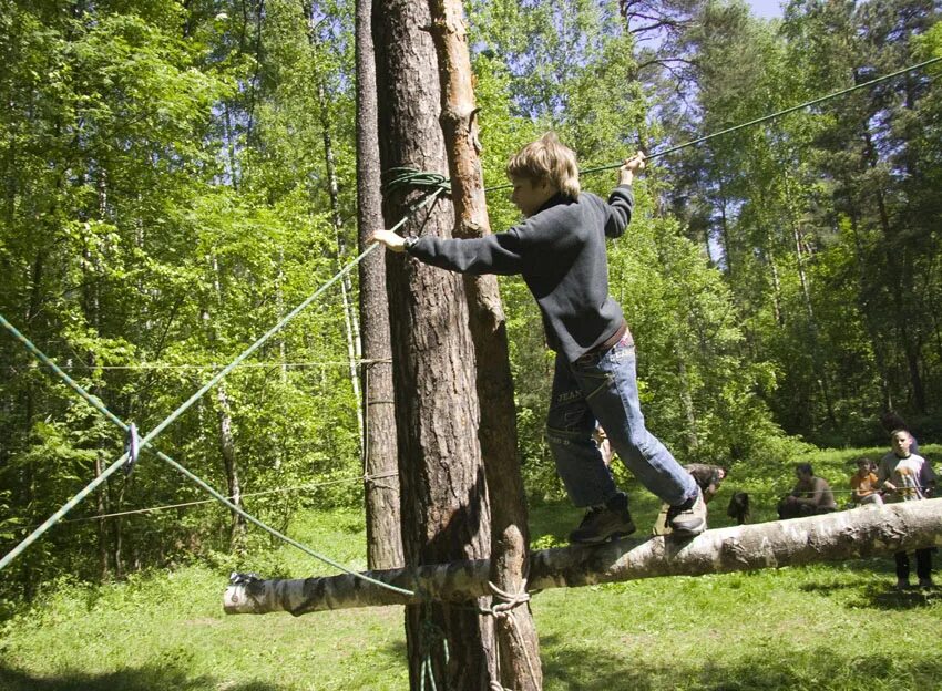 туристические препятствия. препятствия в лесу. туристическая полоса препятствий. туристическая полоса препятствий. навесная переправа спортивный туризм.