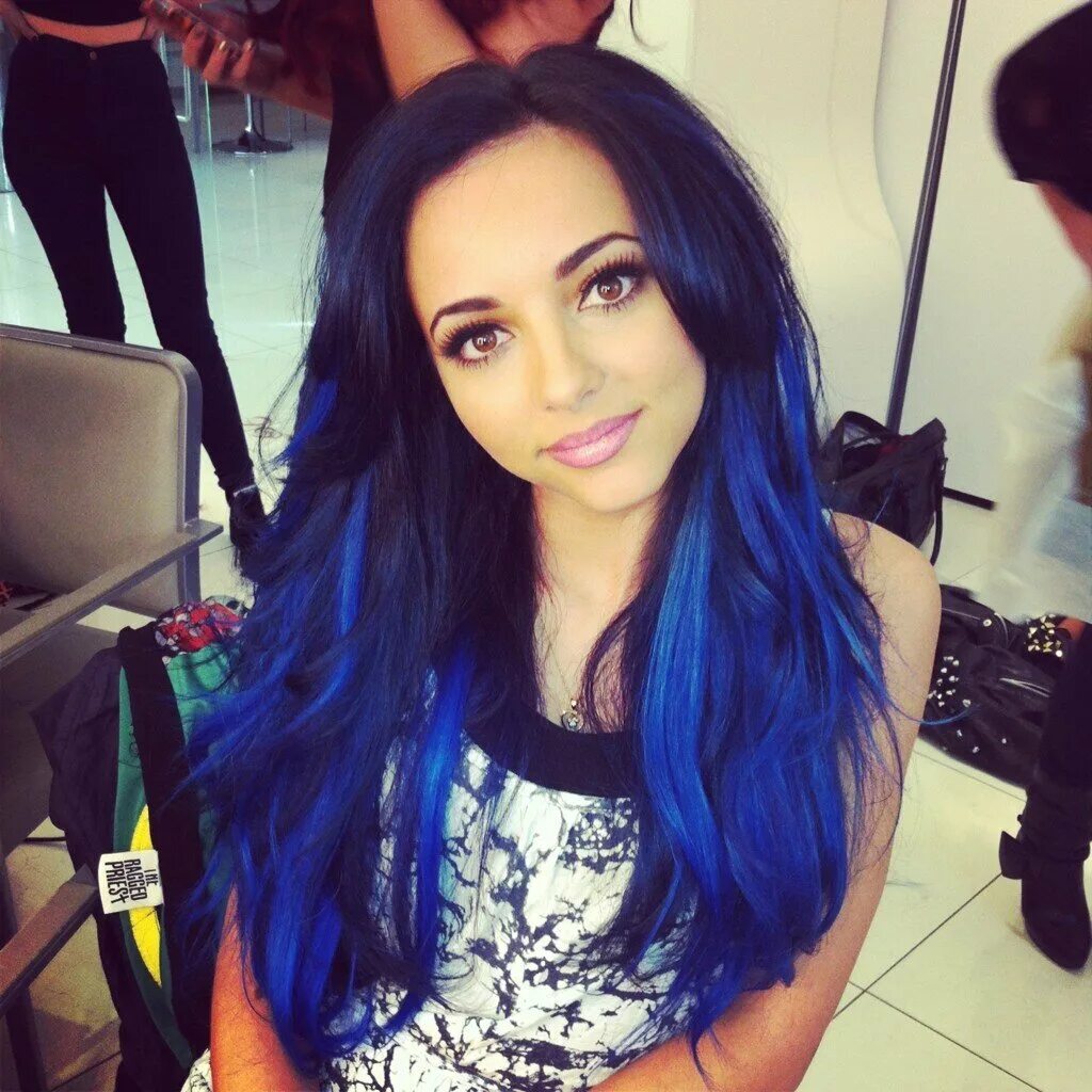 Девушка с синим цветом. Джейд Фервол. Jade Thirlwall with Blue hair.