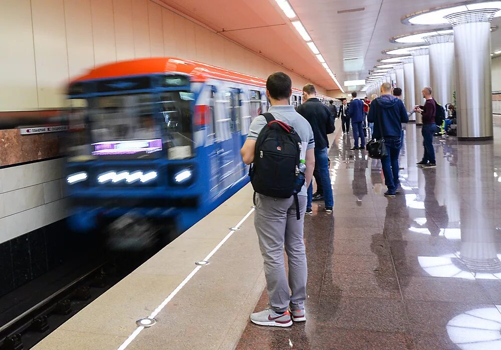 Пассажир метро стоит на движущемся вверх. Поезд метро. люди на платформе метро. люди на станции метро. пассажиры метро.